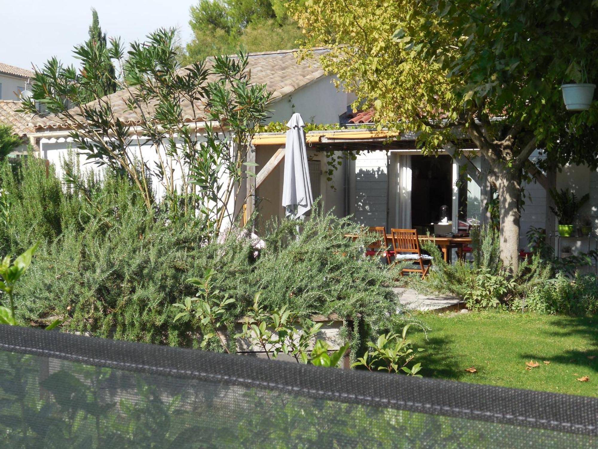 La maison bleue LʼIsle-sur-la-Sorgue Extérieur photo